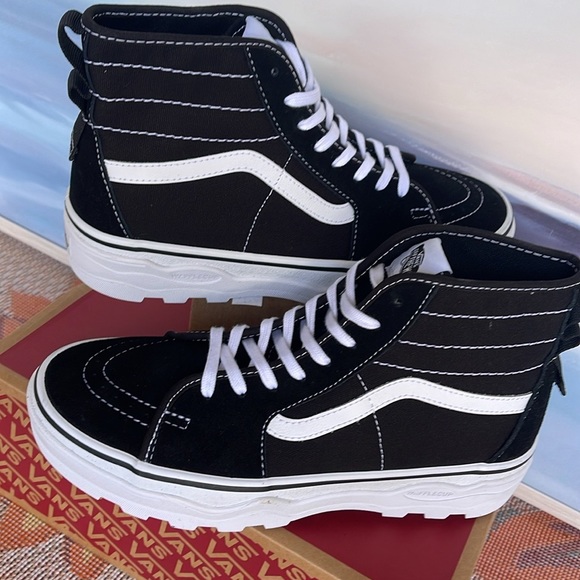 Vans WMNS Sentry Sk8-Hi
Black/White
VN0A5KY5BA2
Sneakers - Picture 10 of 16